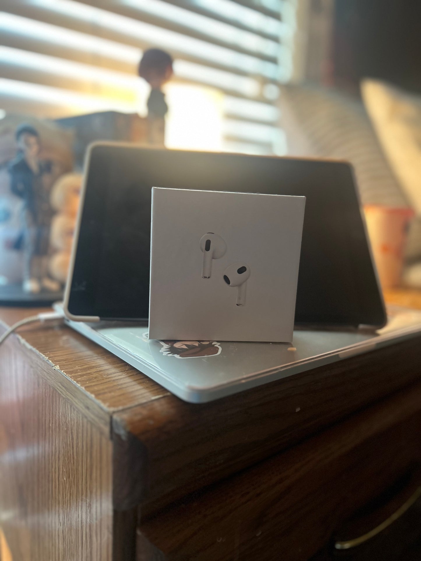 Apple AirPods Pro (3rd Generation) Wireless Bluetooth Earbuds - USB-C Charging Case - White - Excellent Condition